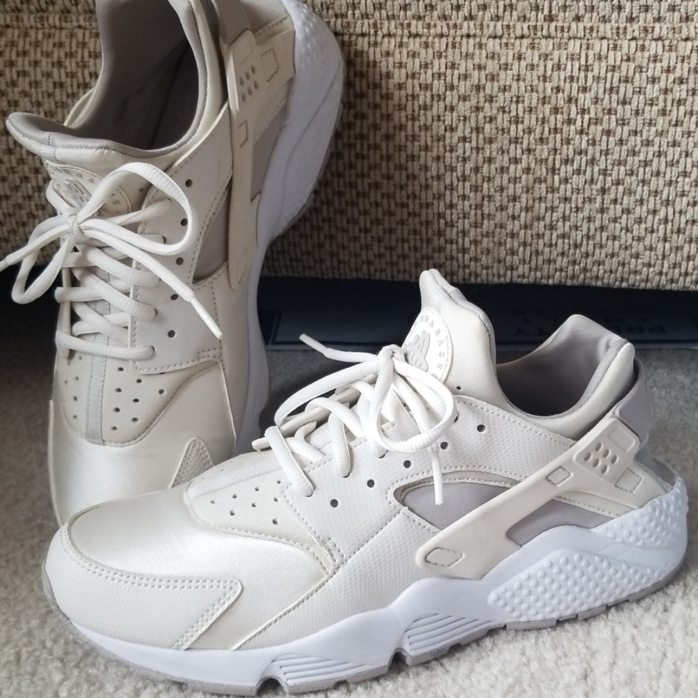 Nike Air Huarache Shoes Cream size 11
